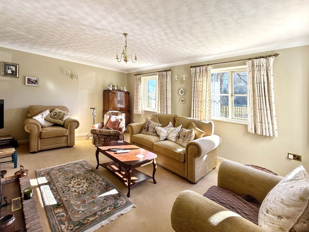 Property photo 3 of 19 Lounge