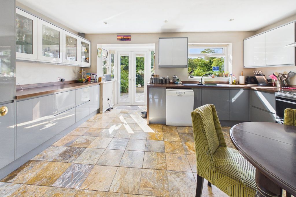 Property photo 3 of 17 Kitchen/Breakfast