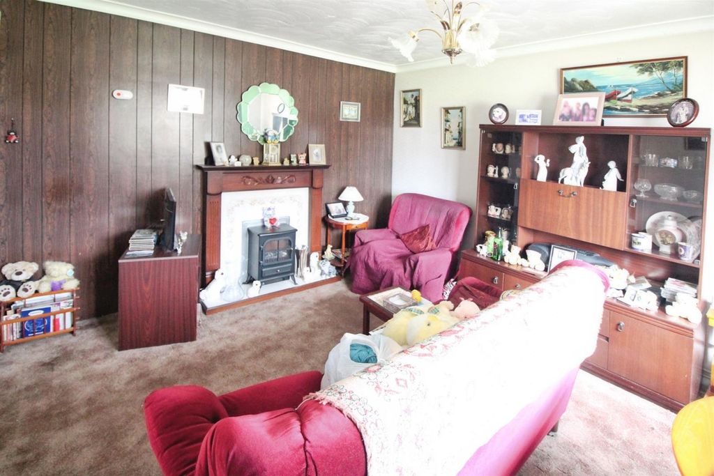 Property photo 3 of 9 Lounge