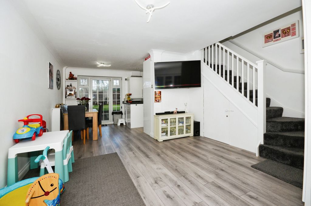 Property photo 3 of 11 Living Space