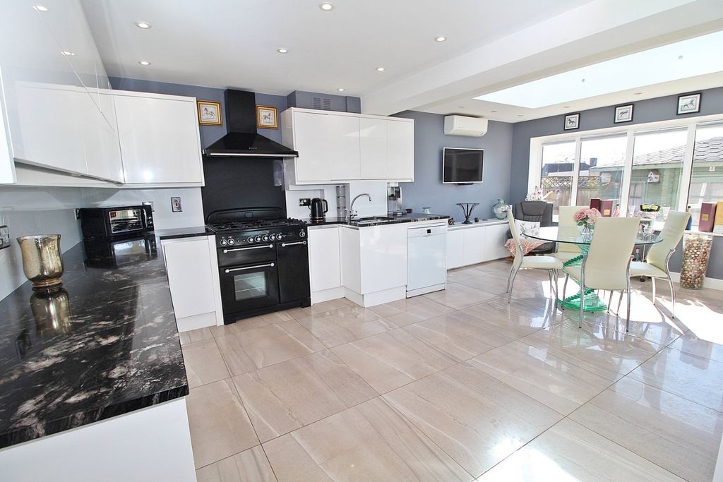 Property photo 3 of 21 4000695