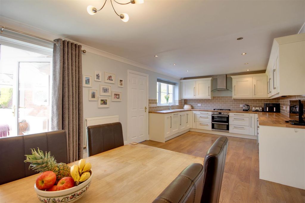 Property photo 3 of 20 Dining Kitchen