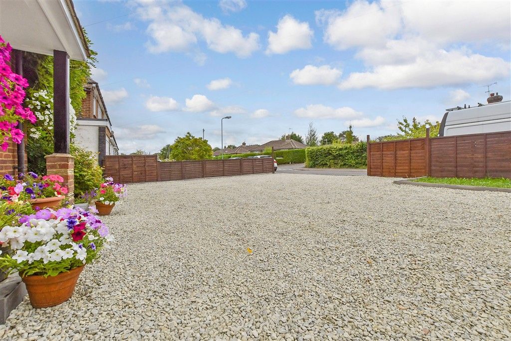 Property photo 3 of 20 Driveway/Parking