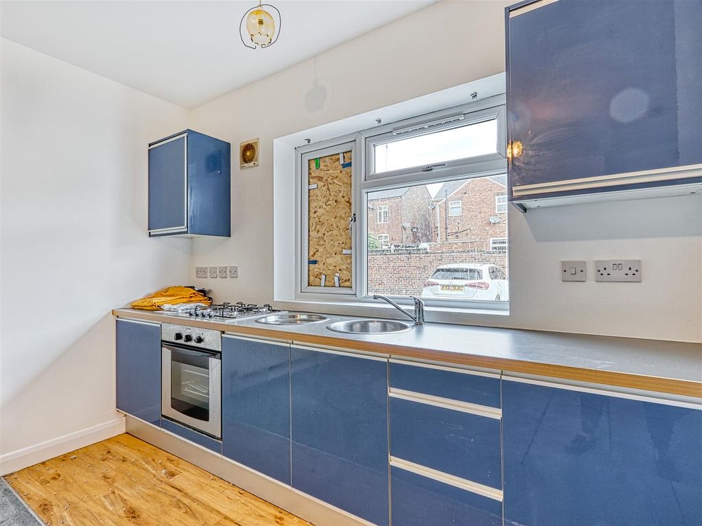 Property photo 3 of 11 Kitchen