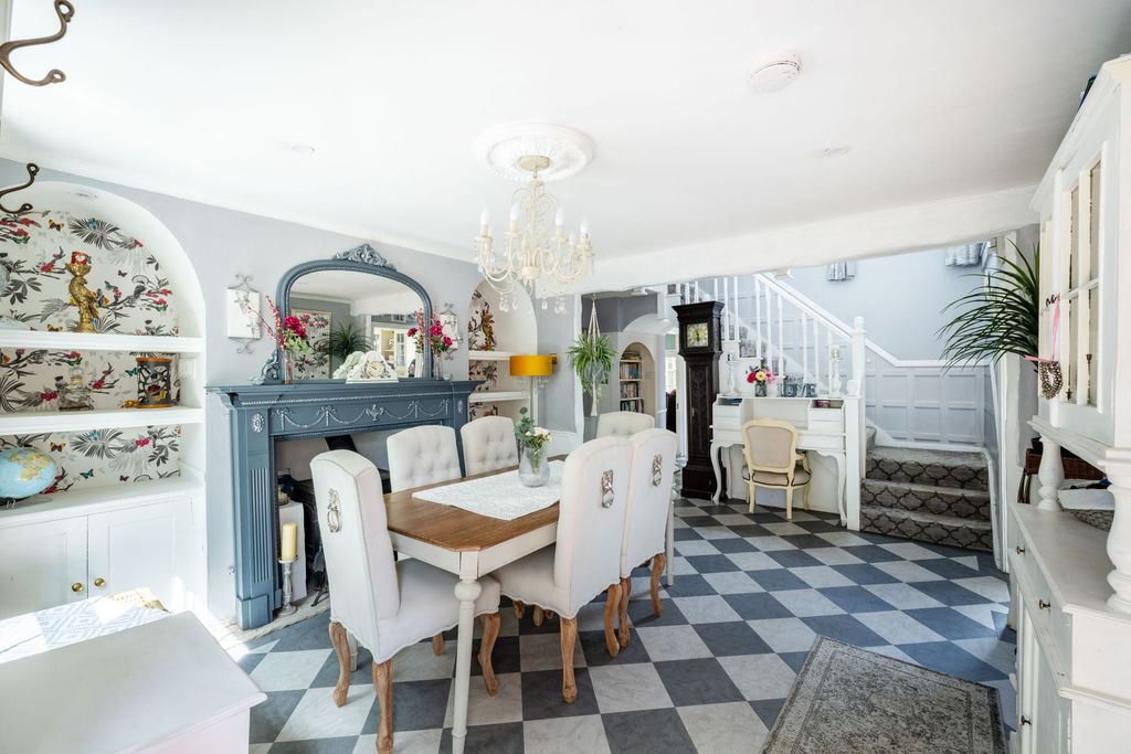 Property photo 2 of 19