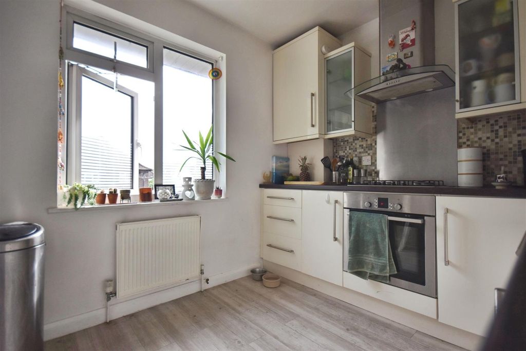 Property photo 3 of 11 Kitchen 2