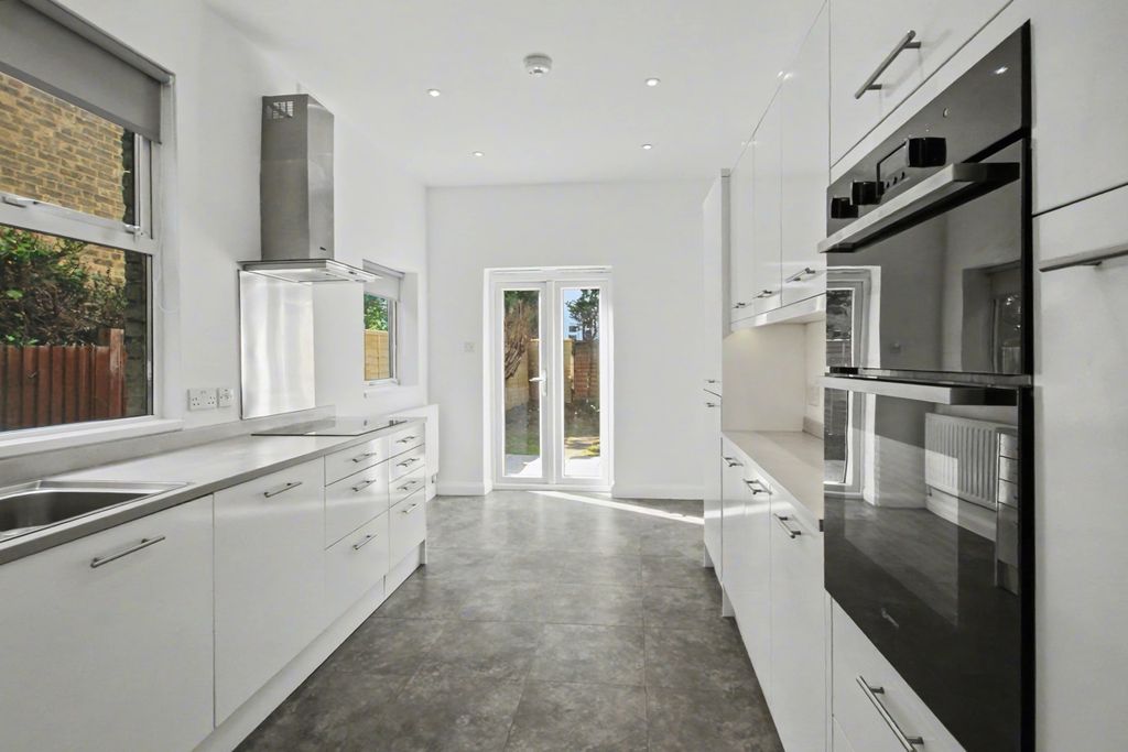 Property photo 3 of 14 3.Kitchen.Jpg