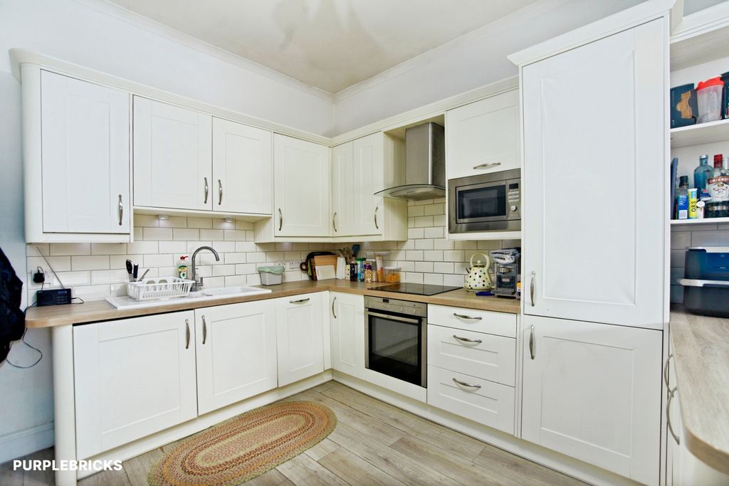 Property photo 3 of 18 Kitchen