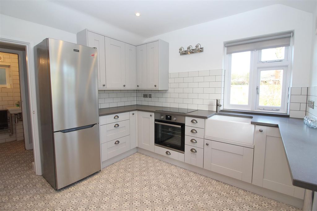 Property photo 2 of 13 272 High Street, London Colney (6).Jpg