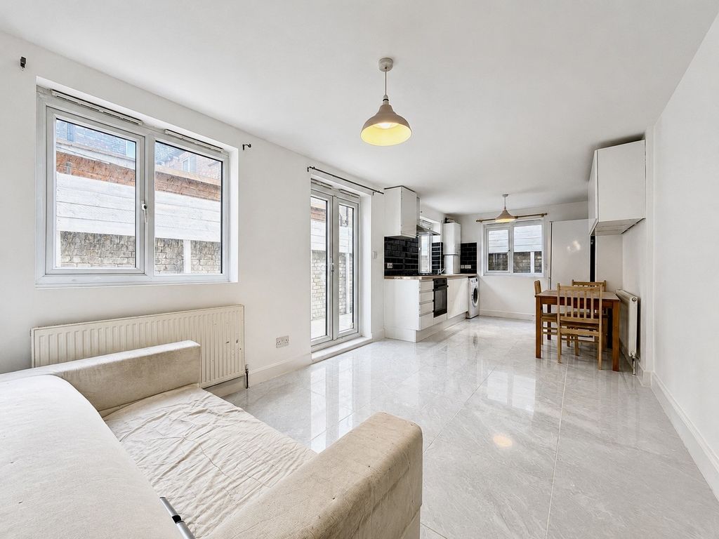 Property photo 1 of 13 Spacious Recently Refurbished 4 Bed Flat With Private Garden In Clapham Sw9