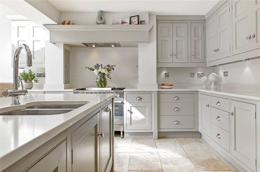 Property photo 3 of 18 Kitchen