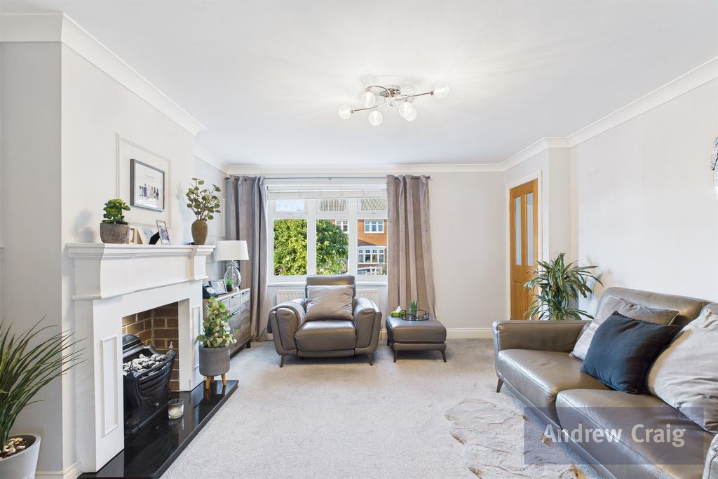 Property photo 3 of 16 Lounge