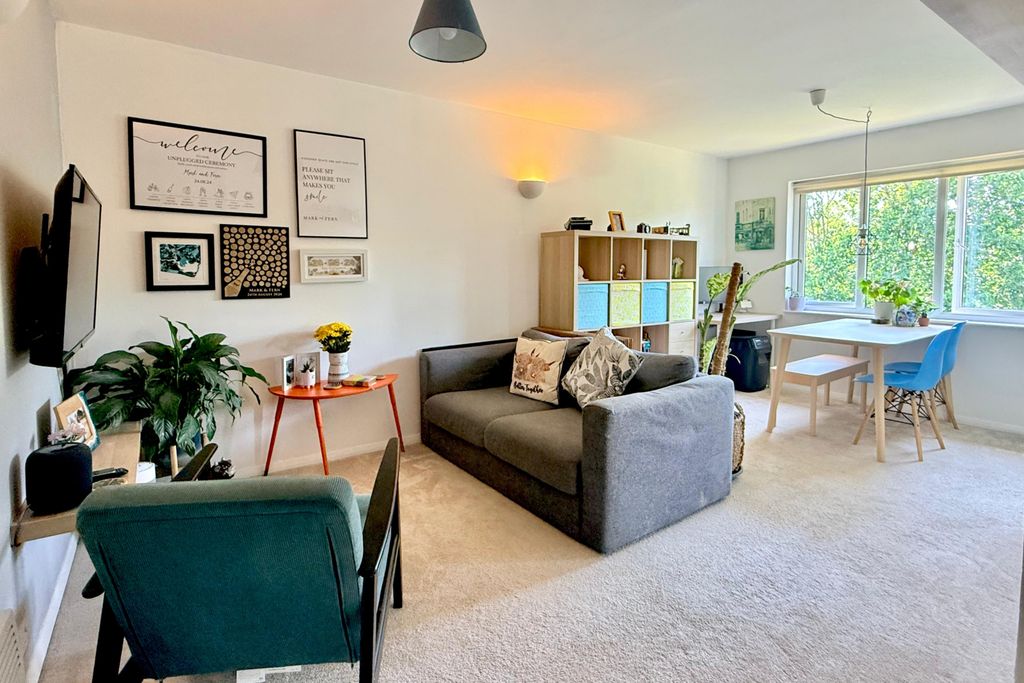 Property photo 1 of 11 1 Bedroom Share Of Freehold, Top Floor Aprtment