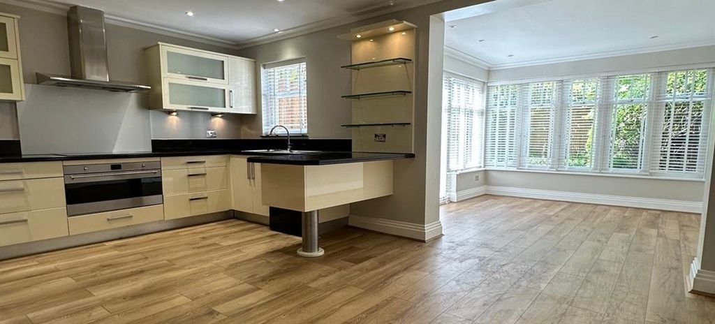 Property photo 2 of 28