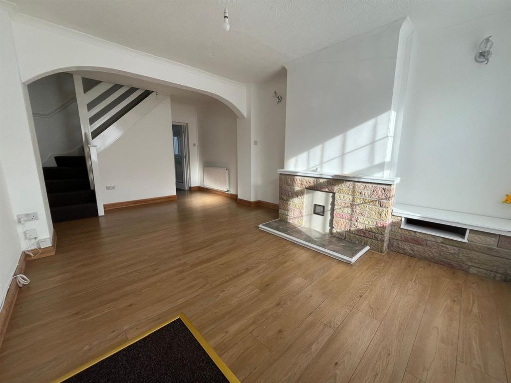 Property photo 3 of 13 Lounge