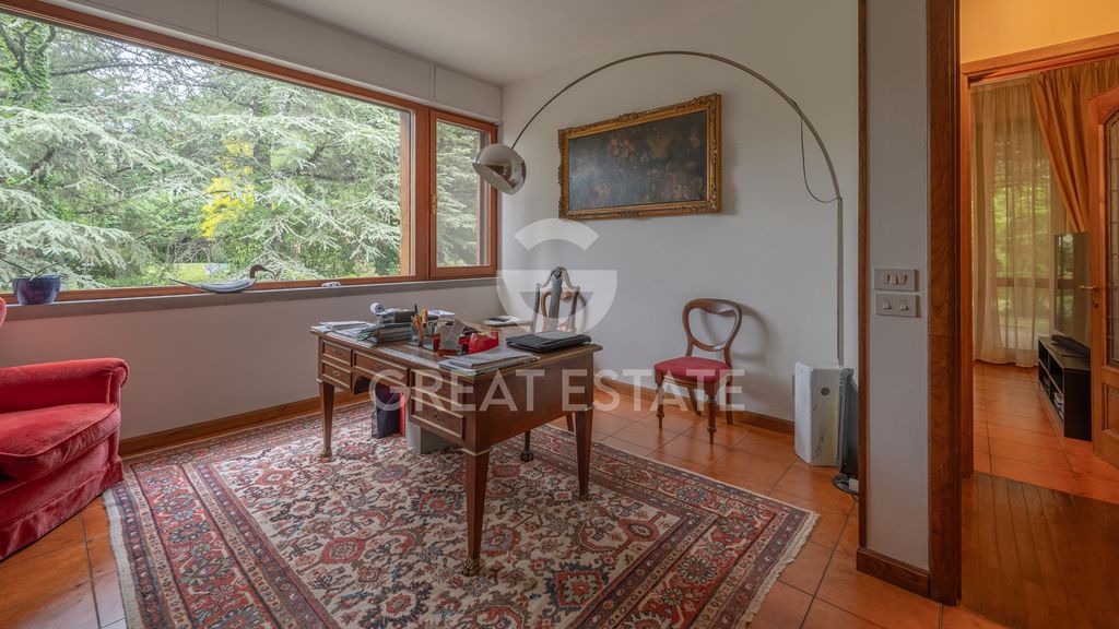 Property photo 2 of 47 Interiors