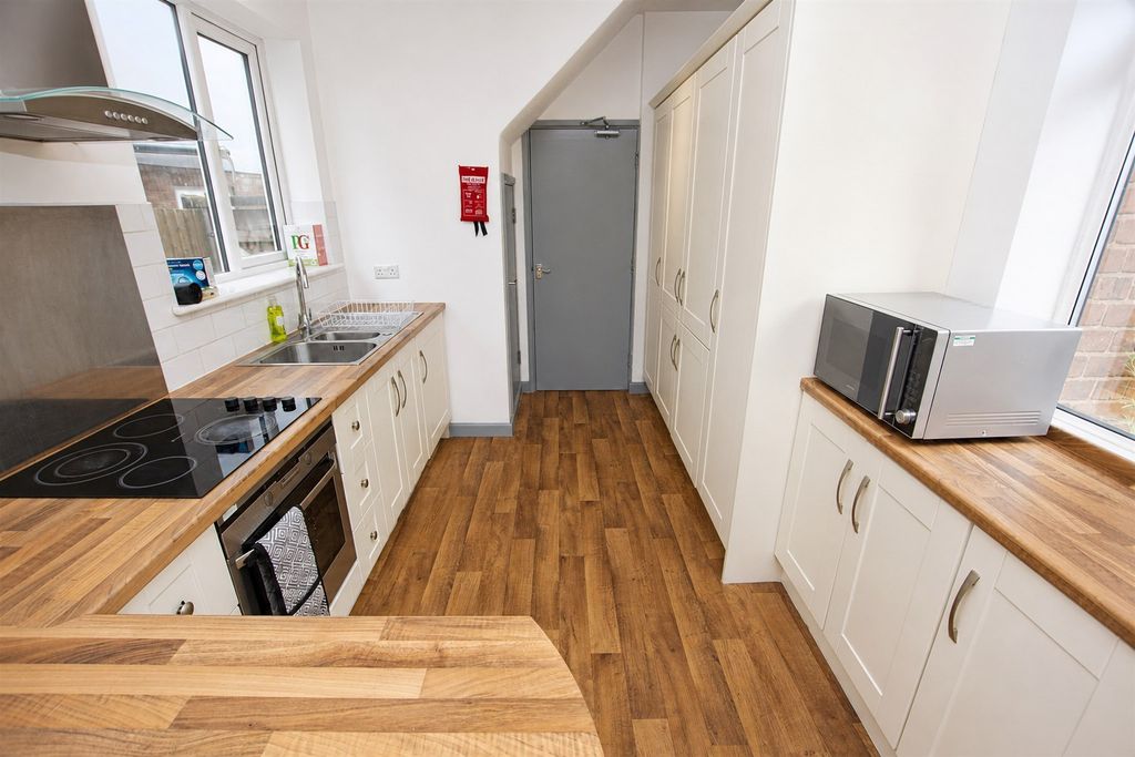 Property photo 3 of 16 Approach