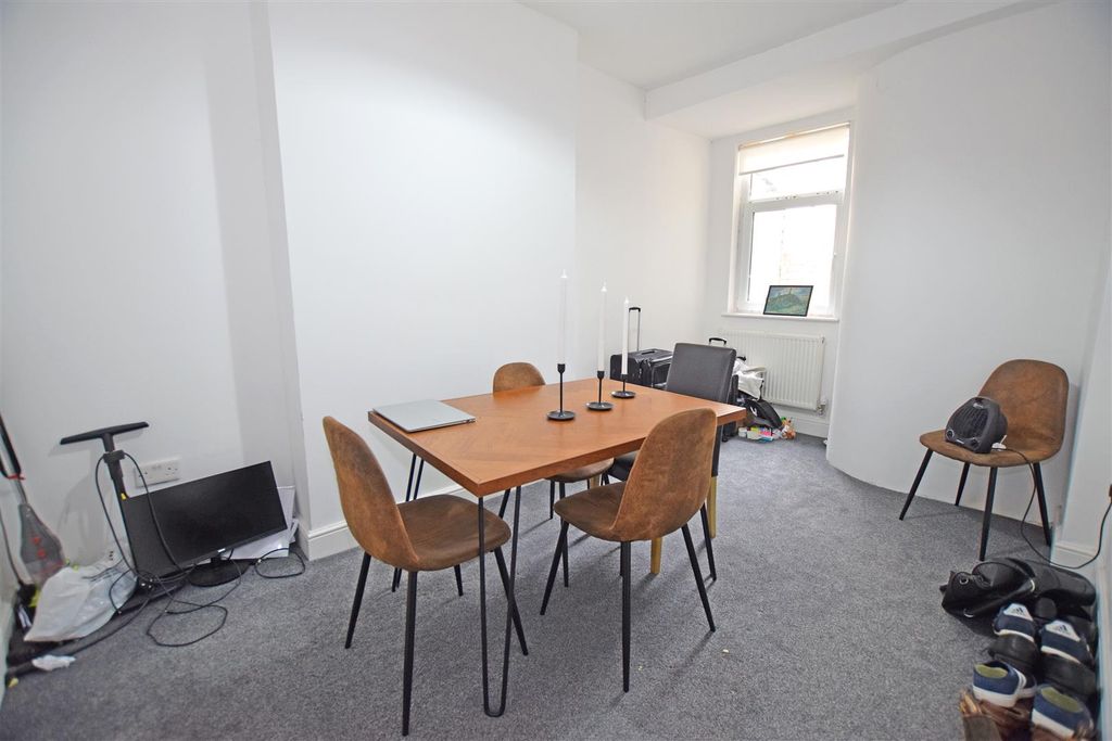 Property photo 3 of 15 Middle Room.Jpg