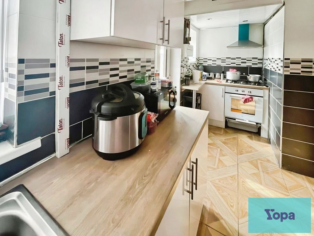 Property photo 3 of 10 Kitchen