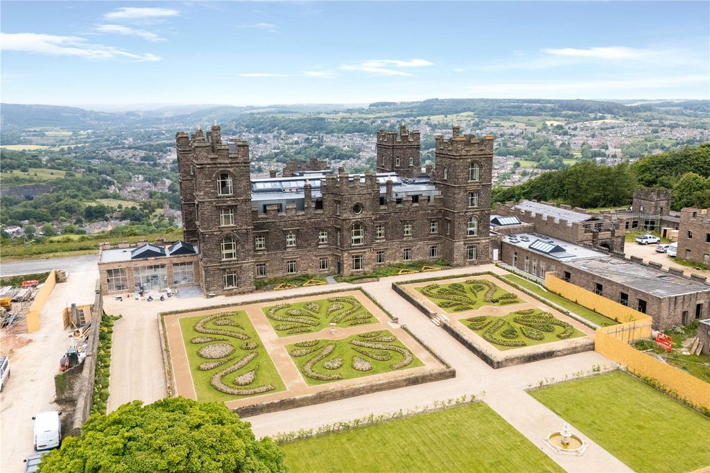 Property photo 2 of 22 Riber Castle