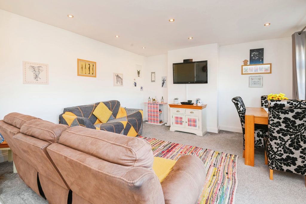 Property photo 3 of 11 Living Room