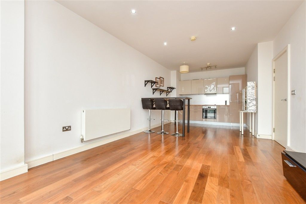 Property photo 3 of 10 Lounge / Kitchen