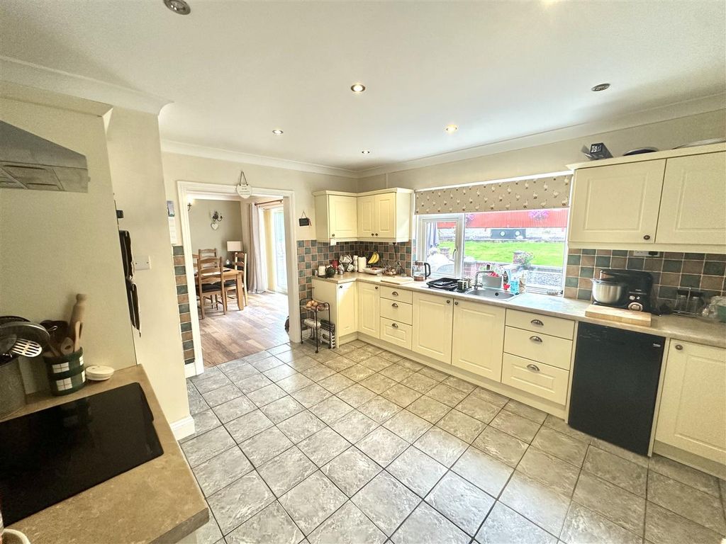 Property photo 3 of 31 Kitchen