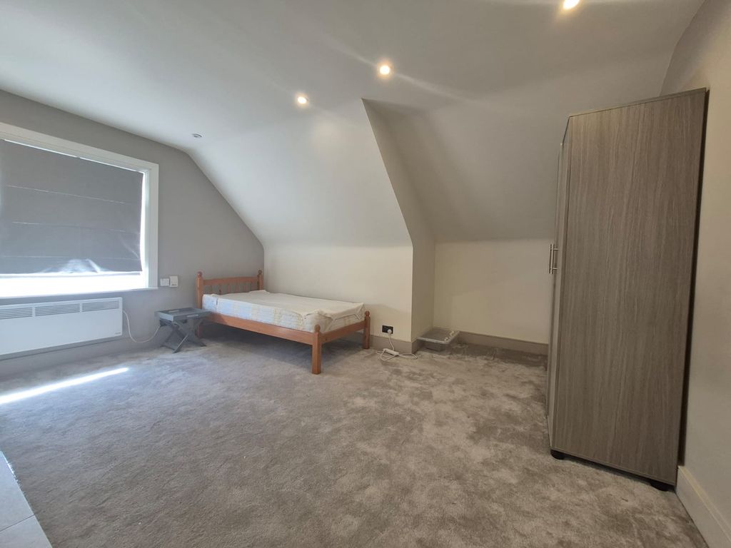 Property photo 1 of 9 A Beautiful Top Floor, Self-Contained Studio Flat To Rent In Belsize Park.