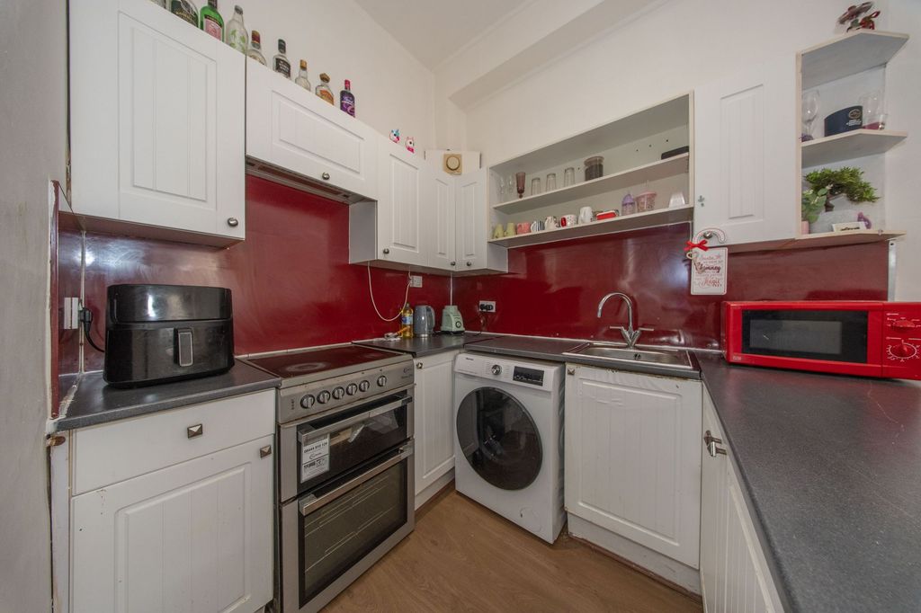 Property photo 3 of 9 Kitchen