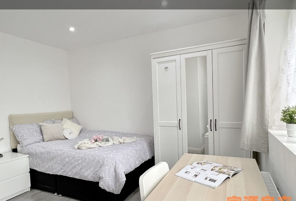Property photo 2 of 10 Bright And Tidy Double Bedroom Featuring A Comfort...