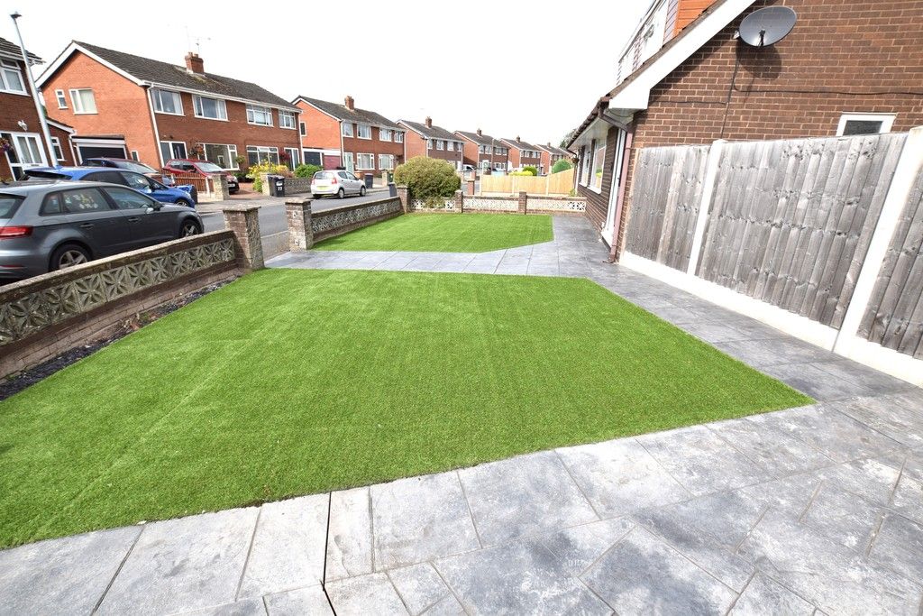 Property photo 3 of 18 Front Garden