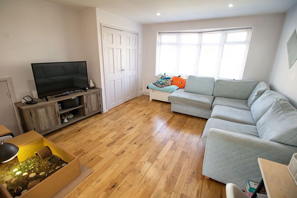 Property photo 3 of 16 Lounge