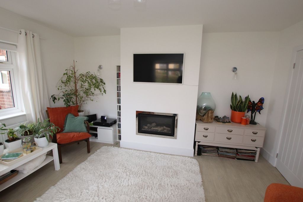 Property photo 3 of 22 Lounge Photo 3