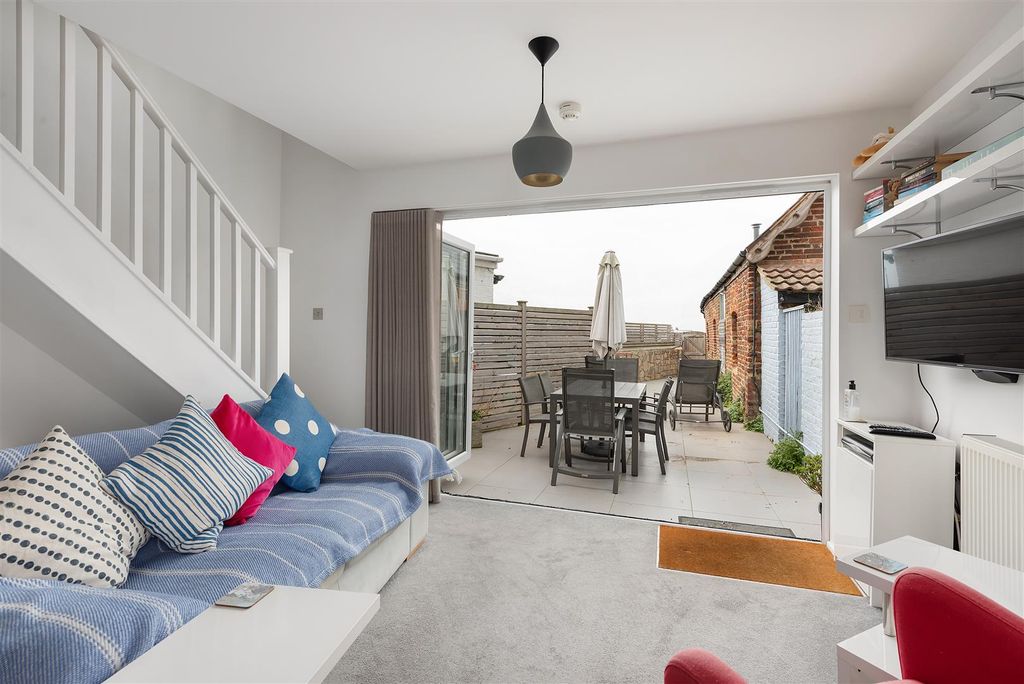 Property photo 1 of 15 Sea Wall, Whitstable