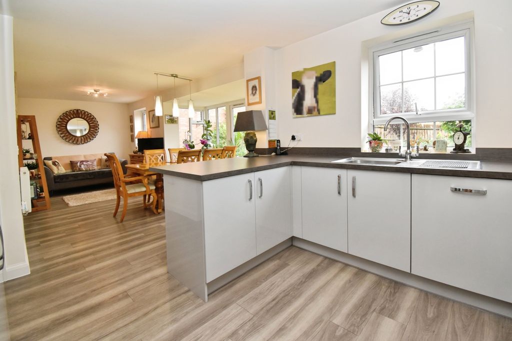 Property photo 3 of 15 Kitchen Diner Family Room