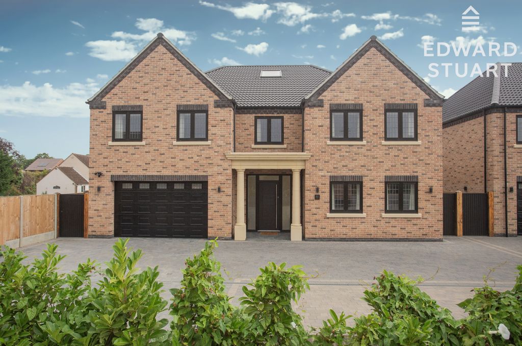 Property photo 1 of 42 5Â Bedroom Detached For Sale