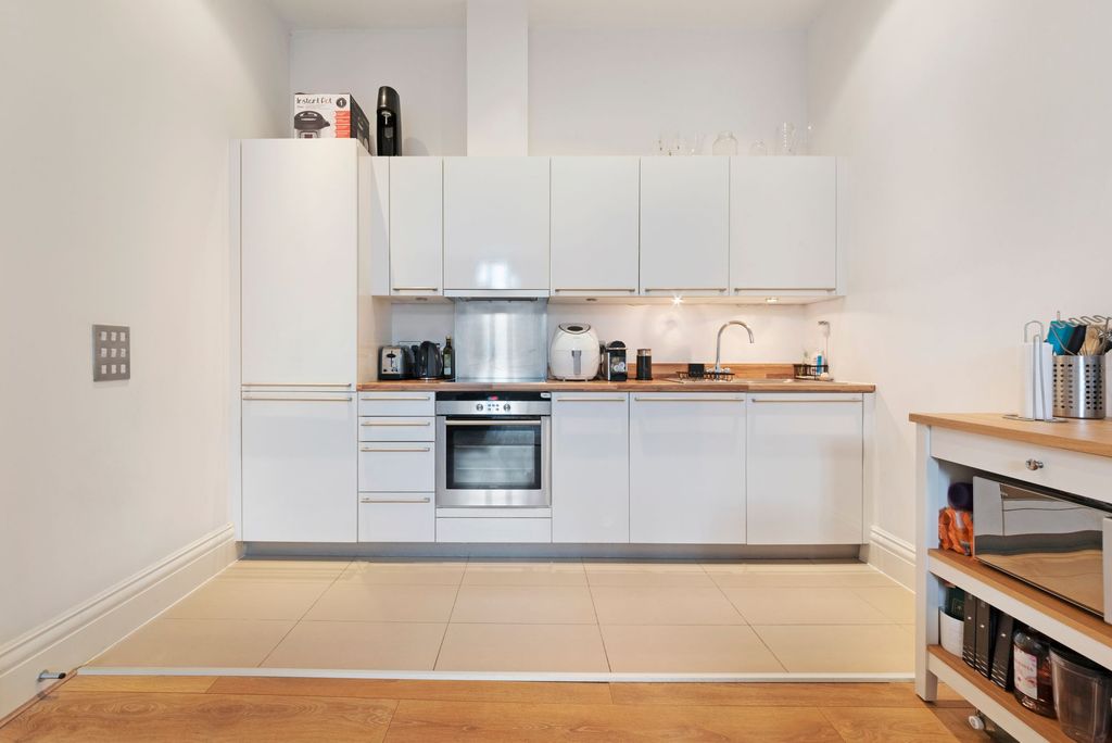Property photo 2 of 10 Kitchen