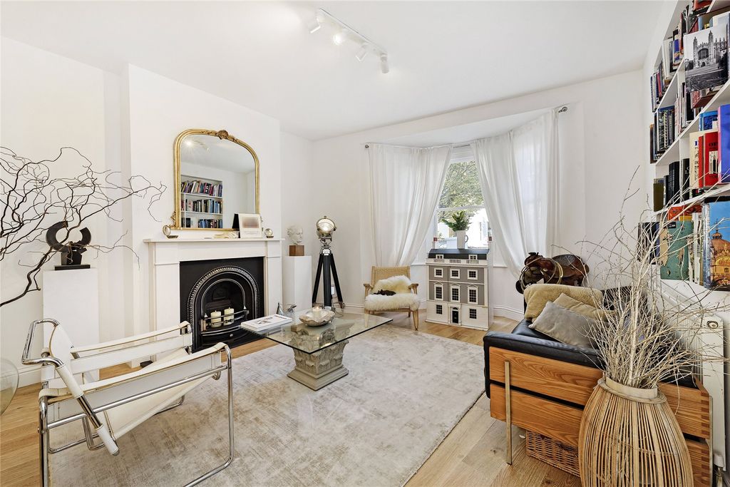 Property photo 3 of 18 Living Room