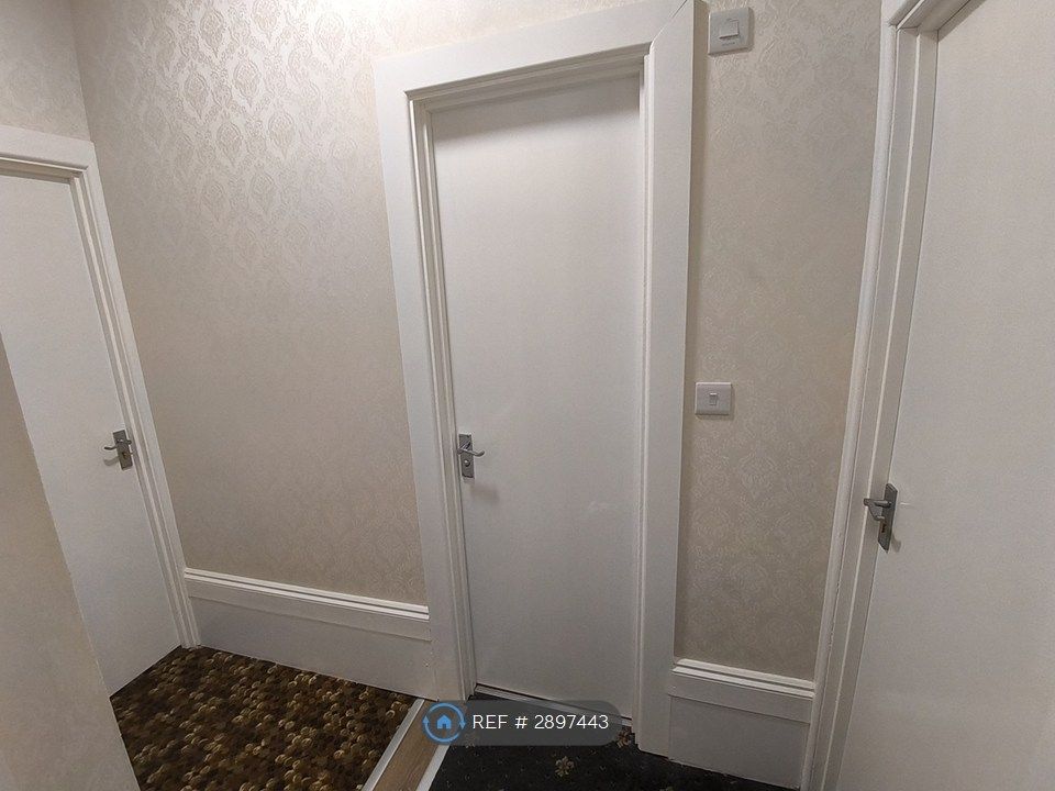 Property photo 1 of 23 Enter Hallway