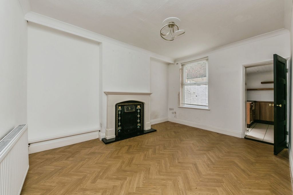 Property photo 2 of 20 Pbox-Img.Jpg