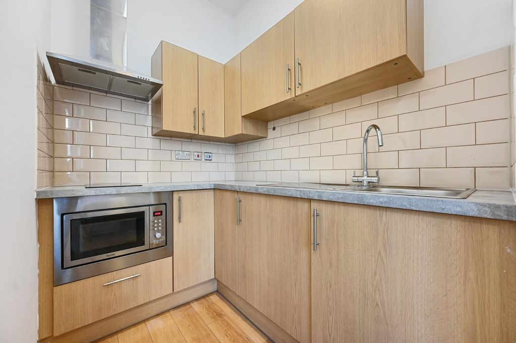 Property photo 2 of 4 Fb - Flat Shepherds Bush Road - 10 (1).Jpg