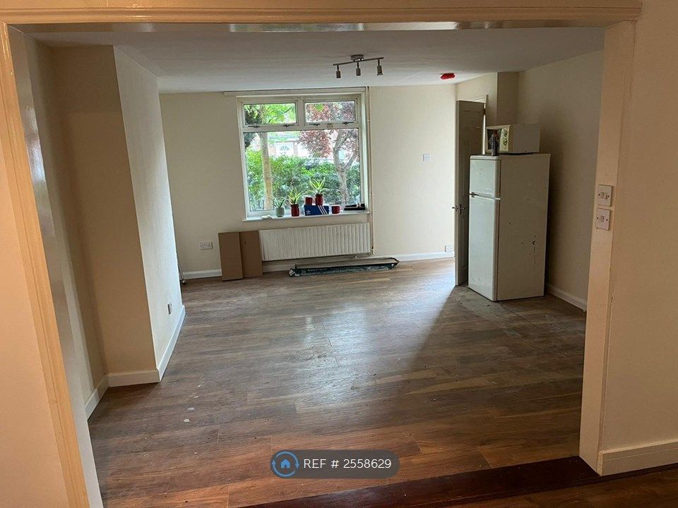 Property photo 1 of 8 Living Room (Unfrnished)