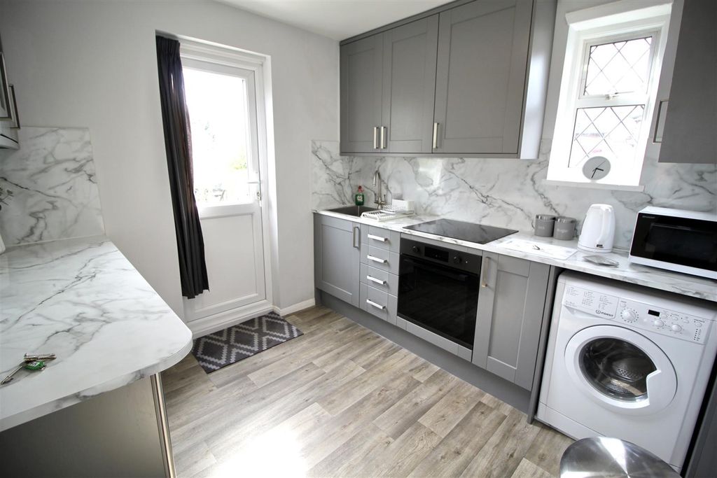 Property photo 3 of 7 Kitchen