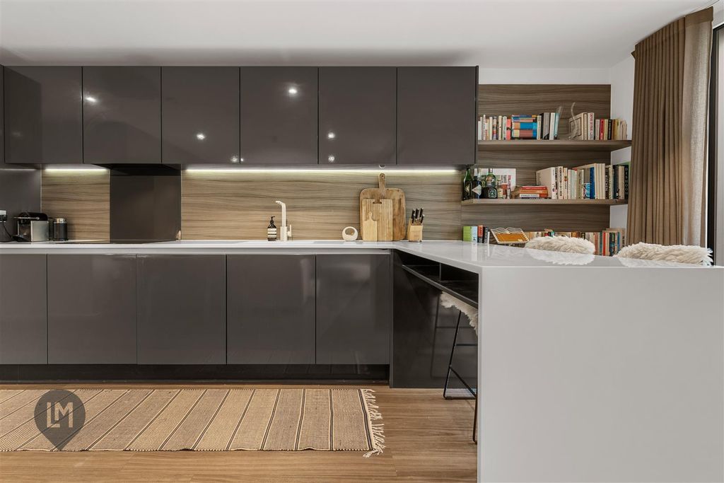 Property photo 2 of 10 Kitchen/Breakfast Bar