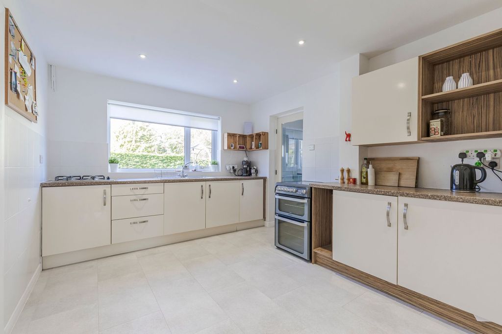 Property photo 2 of 32