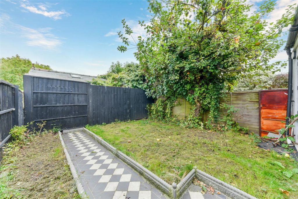 Property photo 3 of 12 Garden