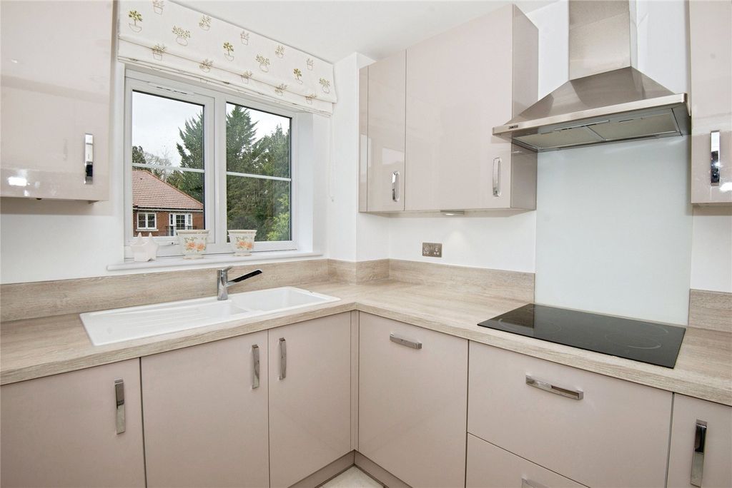 Property photo 2 of 10 Kitchen