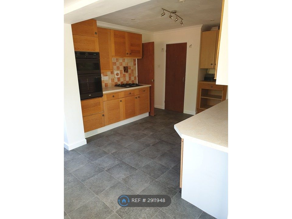 Property photo 3 of 8 Kitchen