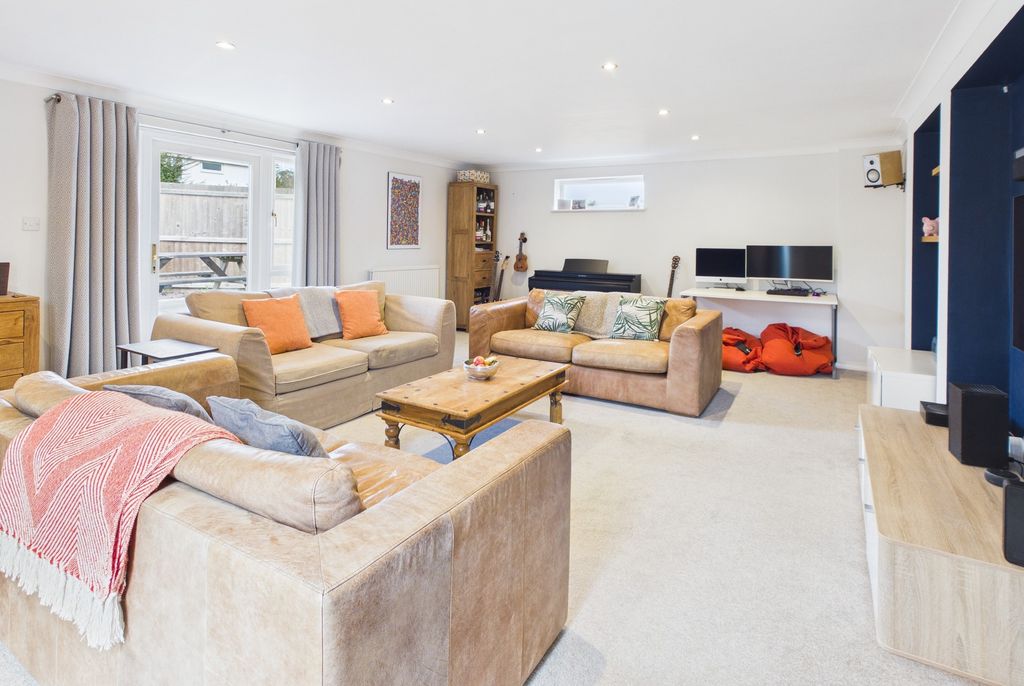 Property photo 3 of 24 Cam02519G0-Pr0389-Still019