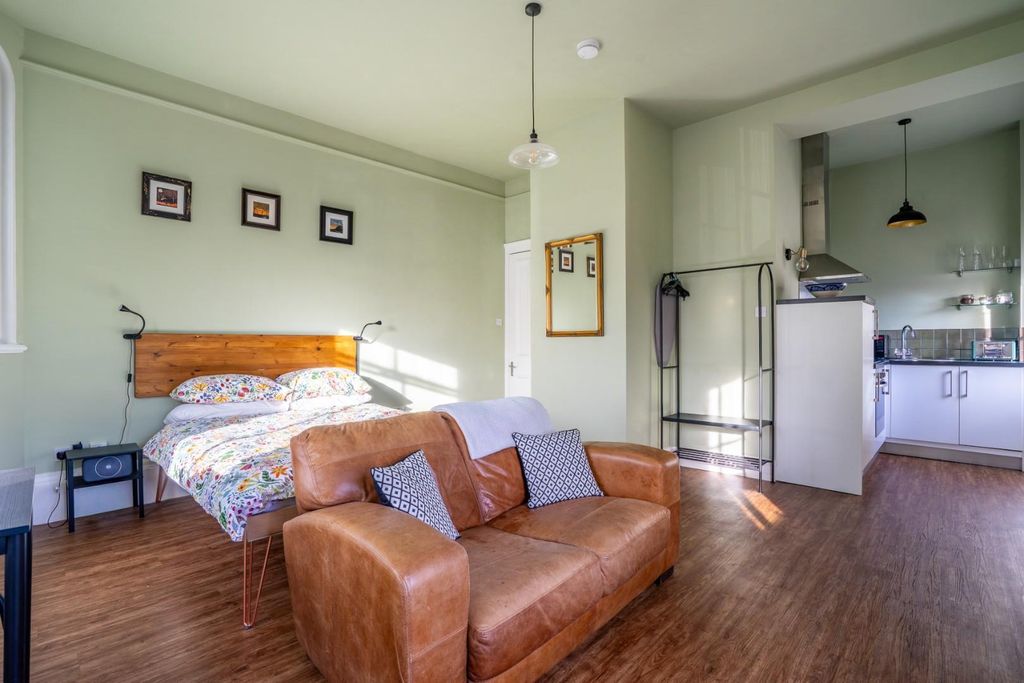 Property photo 2 of 16 Studio